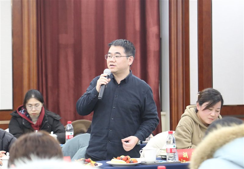 集團(tuán)與泰州中學(xué)聯(lián)合舉辦“校企同關(guān)愛(ài)，勵(lì)學(xué)助成長(zhǎng)”座談會(huì)